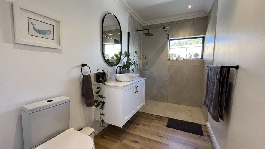 5 Bedroom Property for Sale in Clovelly Western Cape